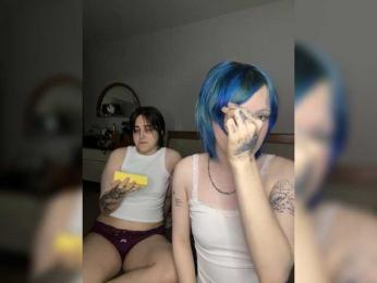 AliceAndMia webcam model stream image