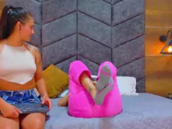 chloe_and_scarlett webcam model stream image