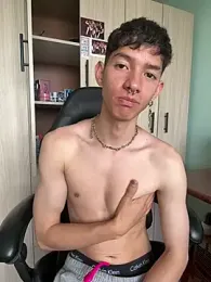 heyy_noah11 webcam model stream image