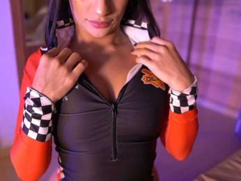 IzzyWild webcam model stream image