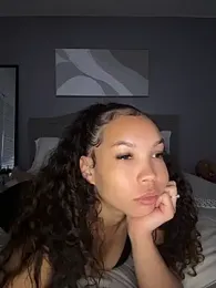 nikkiloveee webcam stripchat model stream image