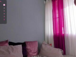 Mollyy Bloom webcam model stream image